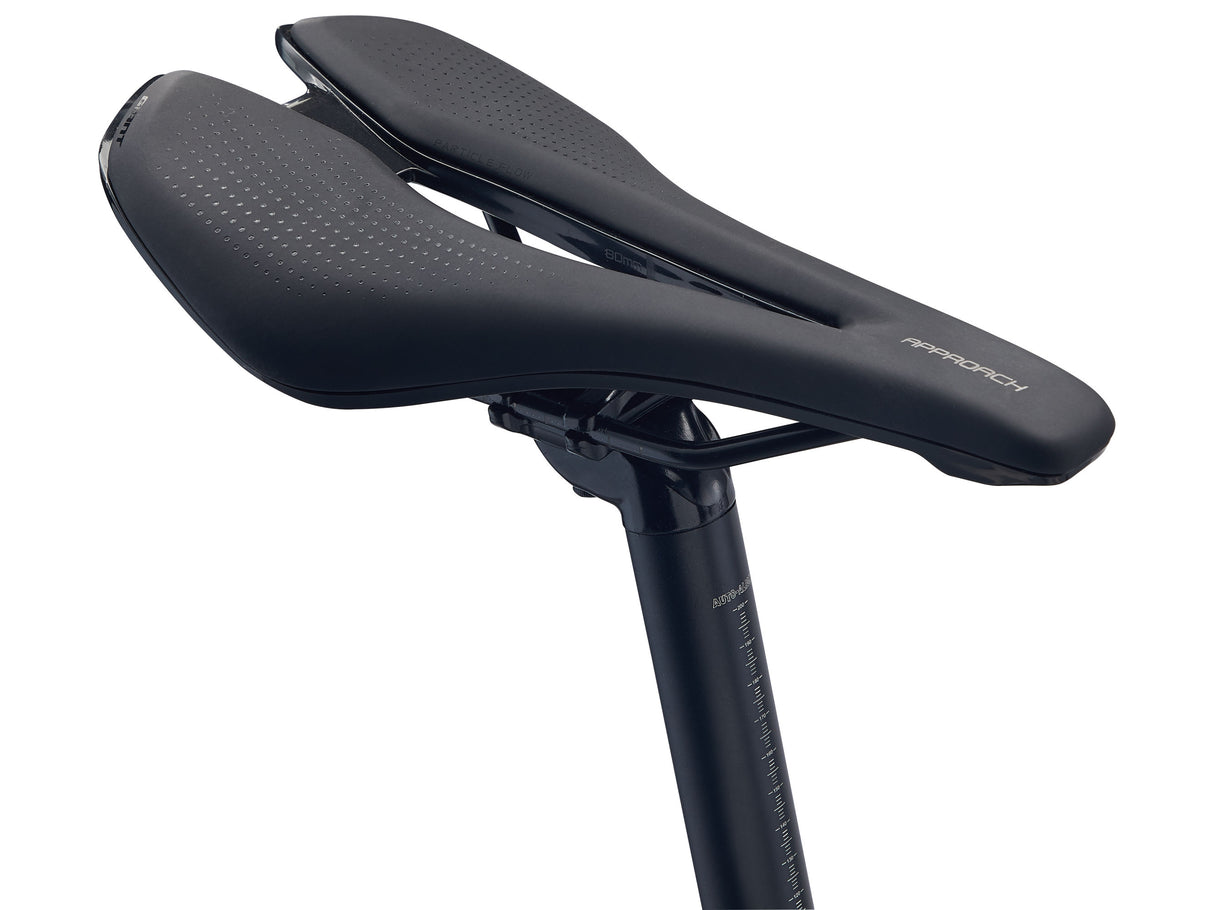 Giant Fastroad SL 2 Commuter Bike (2022) saddle